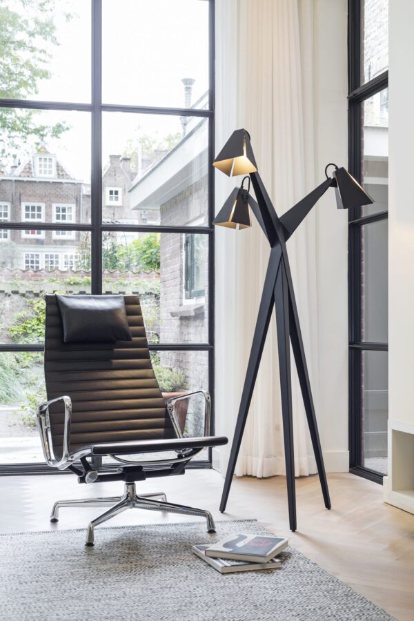 Design staande lamp met een krachtig silhouet en fijn instelbare lampenkappen