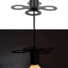 Een hanglamp met een bloempatroon voor een mooi schaduw effect op uw plafond